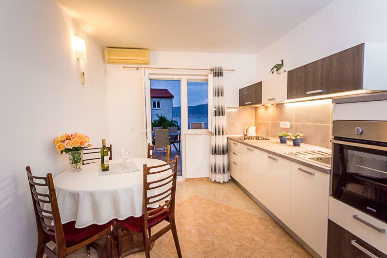 Apartment Leut With Spacious Terrace And Sea View 斯拉汀 外观 照片