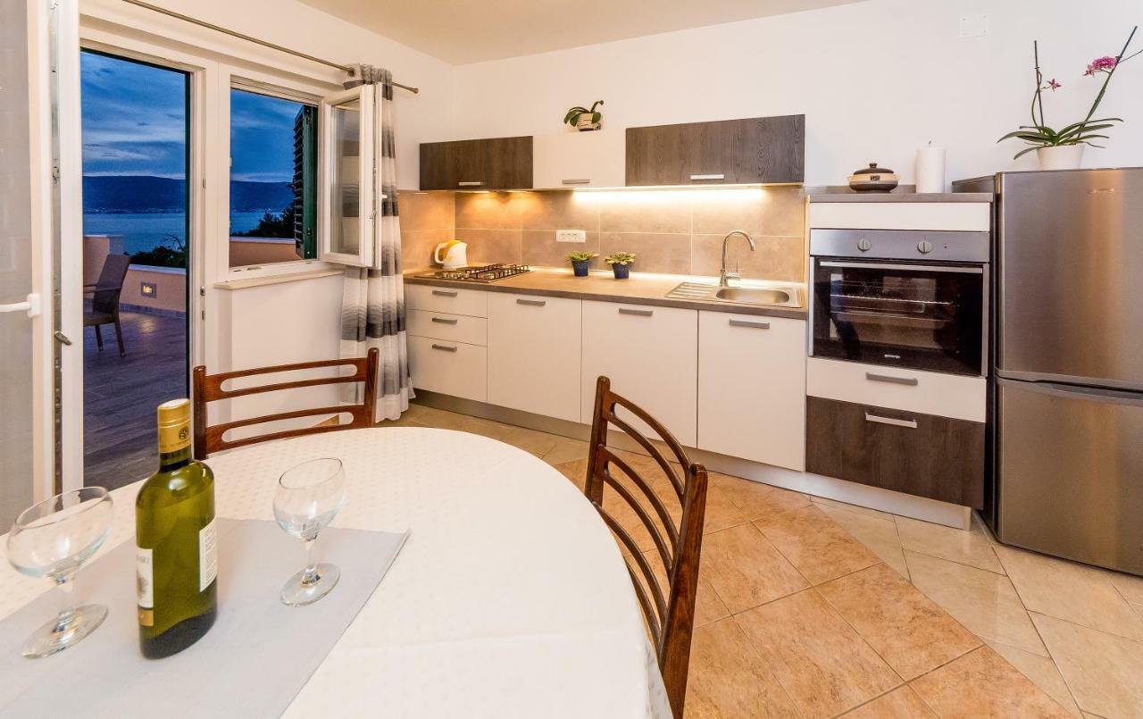 Apartment Leut With Spacious Terrace And Sea View 斯拉汀 外观 照片
