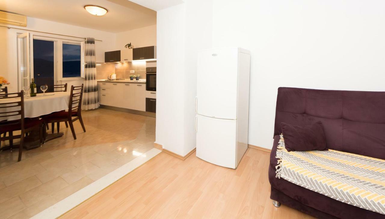 Apartment Leut With Spacious Terrace And Sea View 斯拉汀 外观 照片