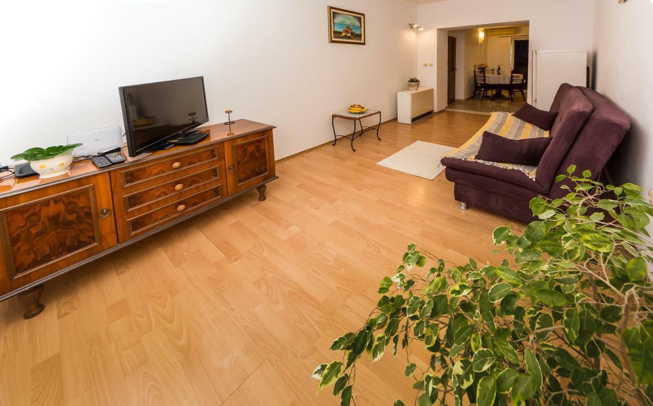 Apartment Leut With Spacious Terrace And Sea View 斯拉汀 外观 照片