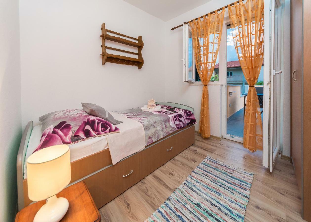 Apartment Leut With Spacious Terrace And Sea View 斯拉汀 外观 照片
