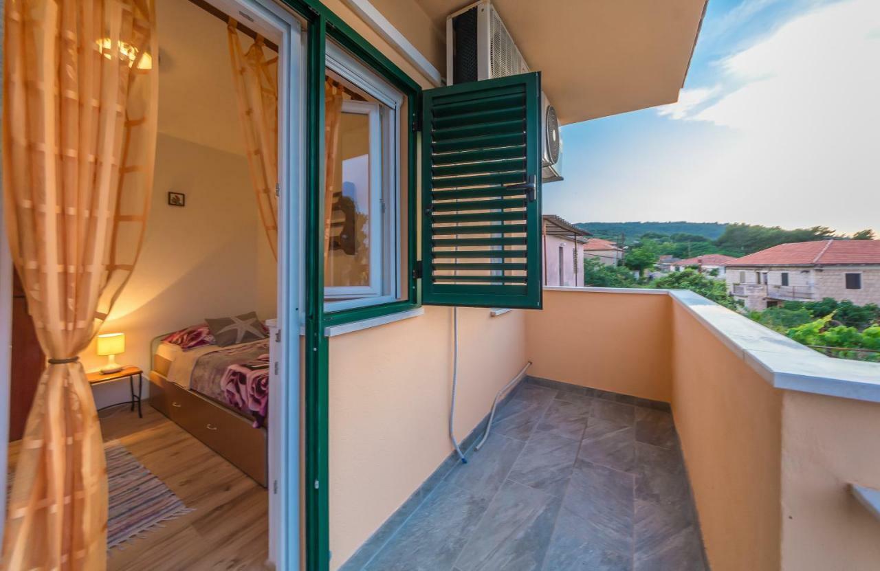 Apartment Leut With Spacious Terrace And Sea View 斯拉汀 外观 照片